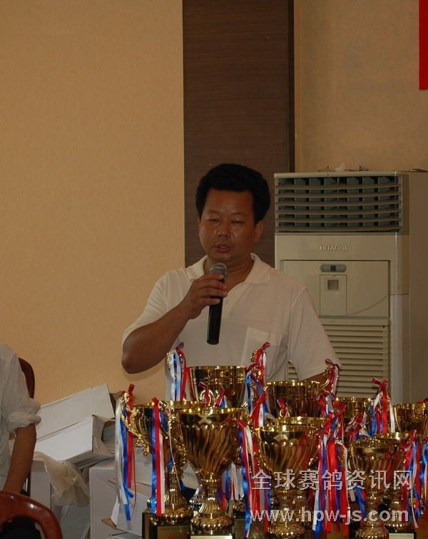 饒平縣信鴿協(xié)會(huì)副會(huì)長(zhǎng)葉國(guó)炎主持頒獎(jiǎng)